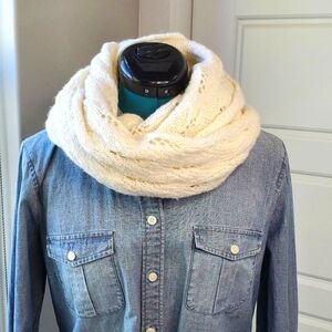 AMERICAN EAGLE KNITWEAR CREAM WOVEN INFINITY SCARF WOMEN OS CROCHET YARN